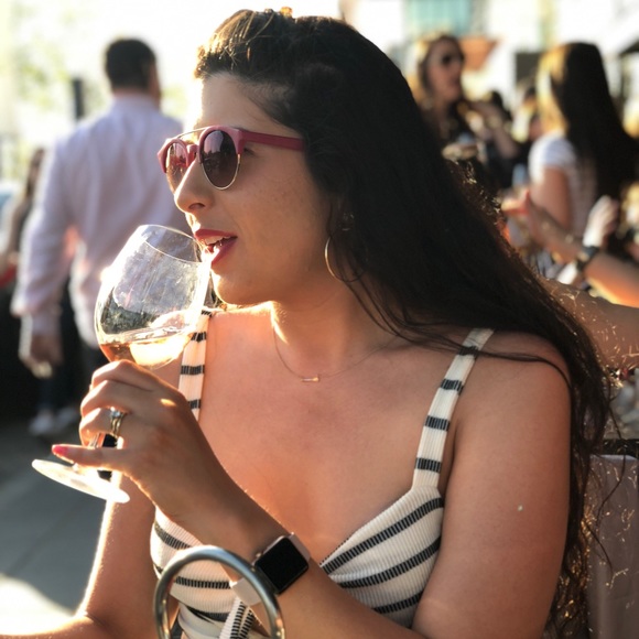 Meet your posher! - Picture 1 of 5